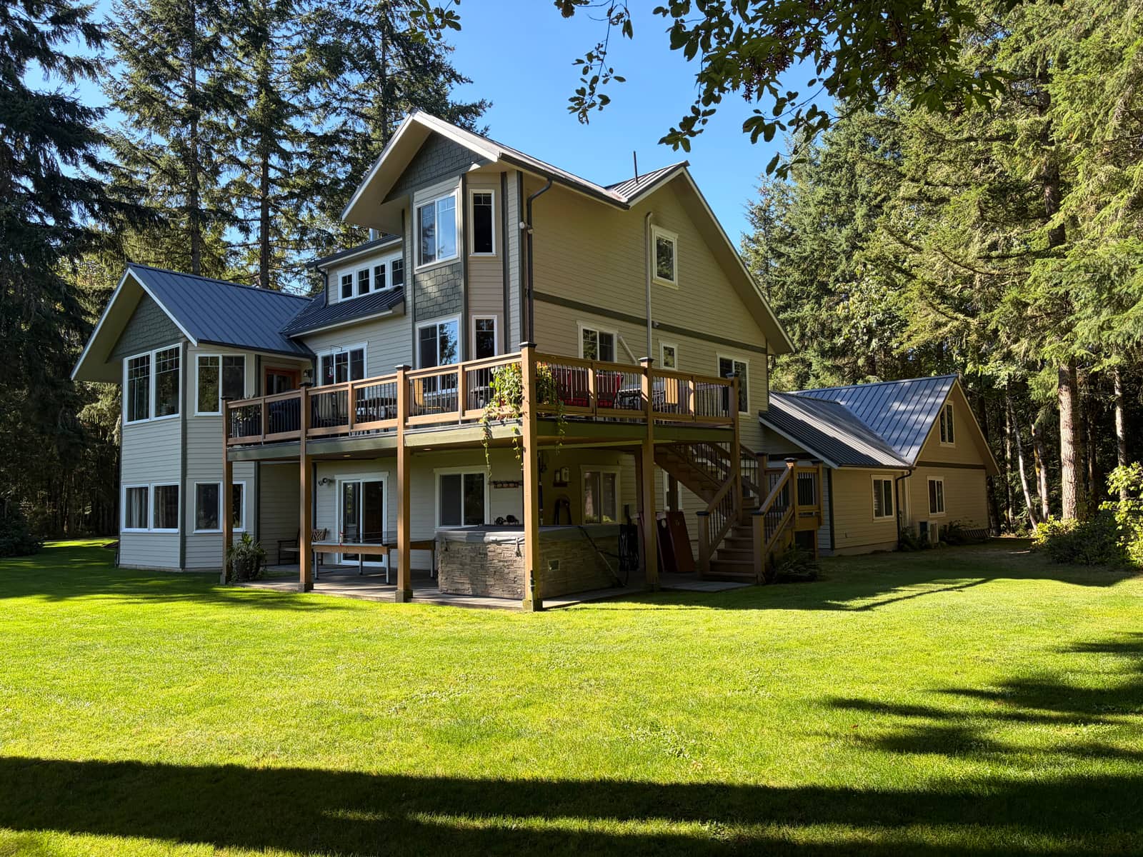Rear deck, lawn, and jacuzzi